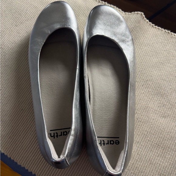 Earth Women's Metallic Silver Loafers 10 - Picture 6 of 6